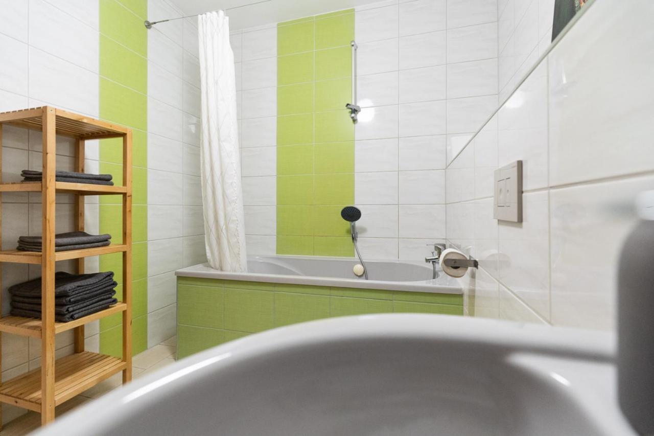 ארפורט 230 M2 Loft Mit Eigenem Wintergarten Mit Tischtennis & Dart, Kostenloser Parkplatz מראה חיצוני תמונה